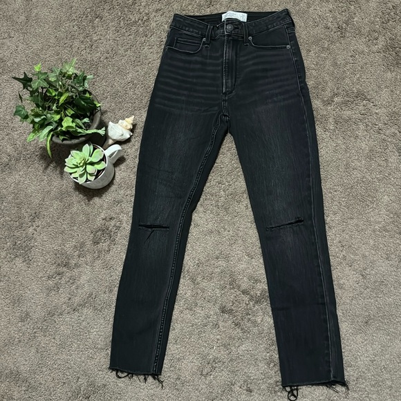 A&F Ankle Jean High Rise Sz 26/2R-Black-Holes @ Knees-Raw Edge Hem-70% Cotton - Picture 4 of 13